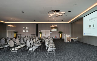 salle de conférence avec grand écran